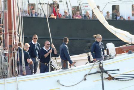 L'équipage du Mutin, voilier de la marine nationale croise les passagers du brick Mercedes